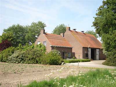 De bed & breakfast is in een boerderij landelijk gelegen aan de Langeweg in Oude-Tonge