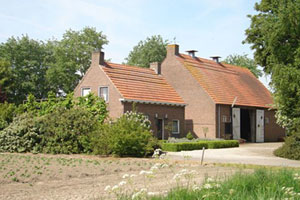 De bed & breakfast is in een boerderij landelijk gelegen aan de Langeweg in Oude-Tonge