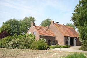 De boerderij aan een doodlopend stukje weg van de Langeweg, heerlijk rustig en landelijk