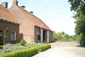 Erf aan de voorzijde van de boerderij