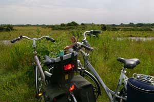 Fietsend Goeree Overflakkee ontdekken langs akkers en stranden en leuke dorpjes. Foto(c)Sabina Jongejan