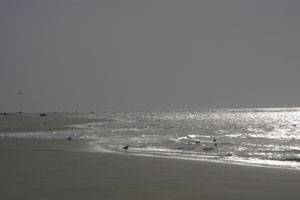 Verlaten strand met ondergaande zon