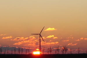 Een vergezicht in de avond naar de dijken op Goeree Overflakkee met hier en daar een windmolen. Foto(c)Karin Dogterom