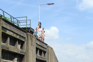 Varend met een bootje door de sluizen van Oude-Tonge. Foto(c)Sabina Jongejan