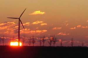 Ondergaande zon achter de dijken langs het Grevelingenmeer. Foto(c)Karin Dogterom