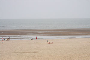 Het strand van Ouddorp is breed en lang, rond de kop van het eiland Goeree Overflakkee