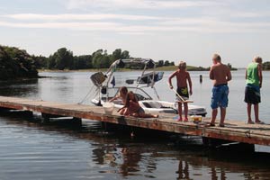 Krabbenvangen op de steiger aan het Grevelingenmeer, een leuke bezigheid voor kinderen